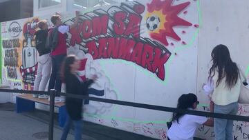 Los aficionados daneses crean una pancarta en apoyo a Eriksen