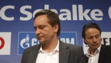 <b>SORPRESA. </b>Heldt, mánager del Schalke, y Rarreck, médico, tras explicar la renuncia de Rangnick.