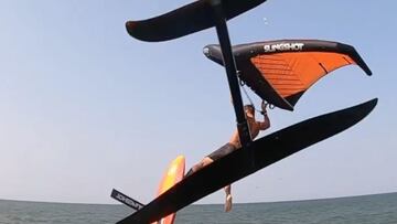 Se le escapa el foil y casi decapita al cámara