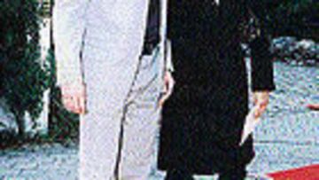 <b>CRISIS SENTIMENTAL</b>. El portero, en la imagen con su esposa Simone, tuvo un romance con una camarera cuando su mujer estaba en el hospital esperando el parto.