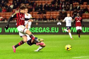 El delantero brasileño del AC Milan Kaká dispara y anota durante el partido de Serie A de fútbol entre el AC Milan y Génova en el estadio de San Siro en Milán