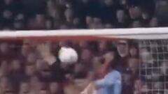 El golazo de chilena del hijo de Van Persie en el 88′ y la reacción inmediata de su padre en el banquillo