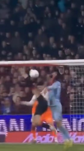 El golazo de chilena del hijo de Van Persie en el 88′ y la reacción inmediata de su padre en el banquillo