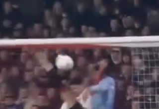 El golazo de chilena del hijo de Van Persie en el 88′ y la reacción inmediata de su padre en el banquillo