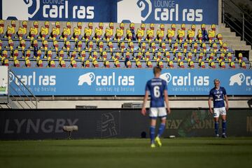 La competición de fútbol ya ha regresado en Dinamarca, pero con la consabida novedad de que los partidos deben ser a puerta cerrada y no se permite la entrada de público. Las gradas del estadio Lyngby acogieron a un público muy singular: unos patos de cartón que, eso sí, no dijeron ni cuac.