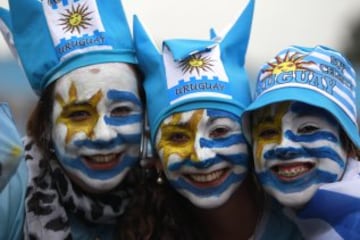 Eliminatorias mundial Rusia 2018. 
Hinchas de Uruguay  alientan antes del partido contra Chile por eliminatorias para el mundial de Rusia 2018 en el estadio Centenario. 
Montevideo, Uruguay. 