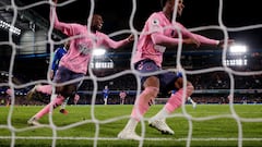 Late Simms goal snatches vital point for Everton