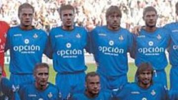 <b>ONCE JUGADORES DE COLOR. </b>La plantilla azulona podría pintarse de negro como en este fotomontaje en el duelo ante el Villarreal.