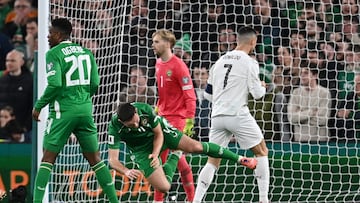 Cristiano Ronaldo es expulsado por un codazo a O´Shea en la espalda sin balón. El árbitro revisa la jugada en el VAR y le muestra la cartulina roja.