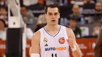 Mario Hezonja celebra una acción durante el Real Madrid-Baxi Manresa de la Copa del Rey 2025.