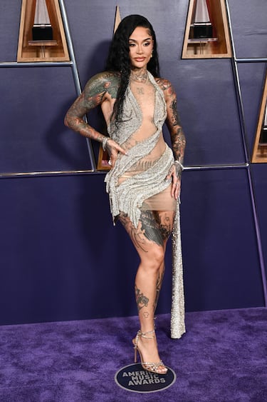 Kehlani posa en la alfombra roja de los American Music Awards 2025 celebrados en Las Vegas.