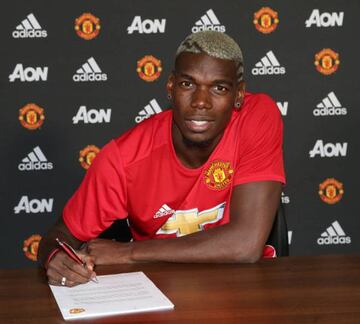 Pogba firmó su contrato con el Manchester United.