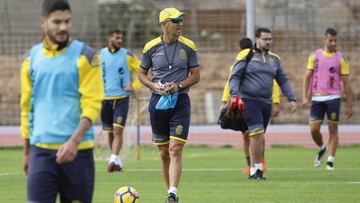 Paco Ayestaran, durante un entrenamiento de Las Palmas.