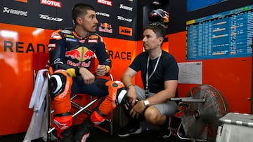 Maverick Viñales en su box con Jorge Lorenzo, su coach.