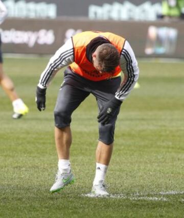 Sergio Ramos se duele de un golpe durante el entrenamiento.