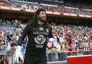 René Higuita y Ronaldinho hicieron de las suyas en el Vicente Calderón. El brasileño no paró de reír al lado de 'El Loco'.