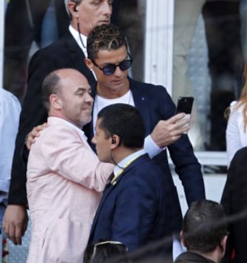 Cristiano Ronaldo con un aficionado. 