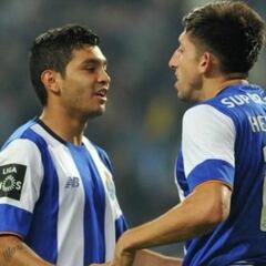 Héctor Herrera y Jesús Corona con grupo accesible en Champions League