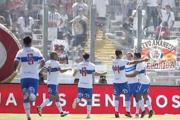 El jugador de Universidad Católica Jose Pedro Fuenzalida, derecha, celebra con sus companeros despues de convertir un gol contra Colo Colo durante el partido de primera division realizado en el estadio Monumental de Santiago, Chile