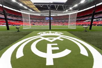 El escudo del Real Madrid en el fondo de una de las porterías de Wembley.