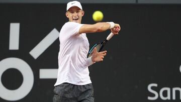 Nicolás Jarry devuelve una bola durante un partido del Río Open.