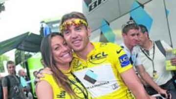<b>ENAMORADO. </b>El líder del Tour posa con su mujer, Manola, que ha sido clave en su carrera.