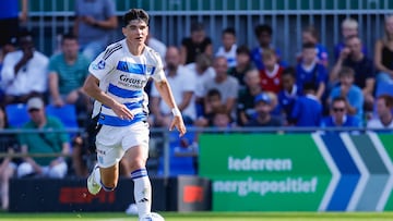 2024-09-01 PEC Zwolle v Heracles Almelo - Dutch Eredivisie ZWOLLE, NETHERLANDS - SEPTEMBER 1: Anselmo Garcia Mac Nulty of PEC Zwolle runs with the ball during a Dutch Eredivisie match between PEC Zwolle and Heracles Almelo at MAC³PARK stadion on September 1, 2024 in Zwolle, Netherlands. Photo by Raymond Smit/BSR Agency Zwolle Netherlands Content not available for redistribution in The Netherlands directly or indirectly through any third parties. Copyright: xBSRxAgencyx