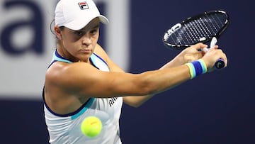 Ashleigh Barty devuelve una bola ante Petra Kvitova durante su partido de cuartos de final del Miami Open en Miami Gardens, Florida.