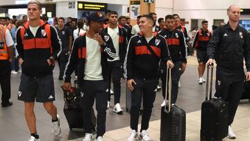 Juan Fernando Quintero y Nicol&aacute;s de La Cruz viajando con River Plate para un partido de Copa Libertadores.