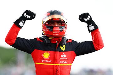 Alegr¨ªa del piloto espa?ol tras conseguir la victoria en el circuito de Silverstone.