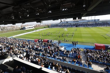Gran ambiente en el campo de entrenamiento del Real Madrid, más de 4.000 socios presentes.