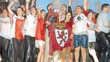 <b>GRAN ALEGRÍA. </b>Los aficionados celebran el título conseguido por las calles de la ciudad .