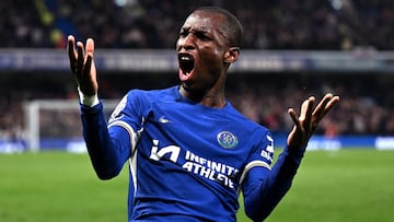 Nicolas Jackson, jugador del Chelsea, celebra su gol anotado ante el Tottenham.