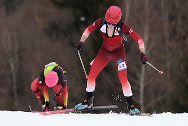 El suizo Jon Kistier y Oriol Cardona durante la prueba del relevo mixto de esquí de montaña.