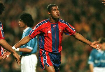 Winston Bogarde fich¨® por el Barcelona por 800 millones de pesetas (casi 5 millones de euros) en 1998. El jugador holand¨¦s fue un capricho de Van Gaal tras haberle entrenado en el Ajax. Las cr¨ªticas no tardaron en llegar, el jugador no estaba a la altura de las expectativas a pesar de la confianza del entrenador neerland¨¦s. Dej¨® el club catal¨¢n el verano del 2000.