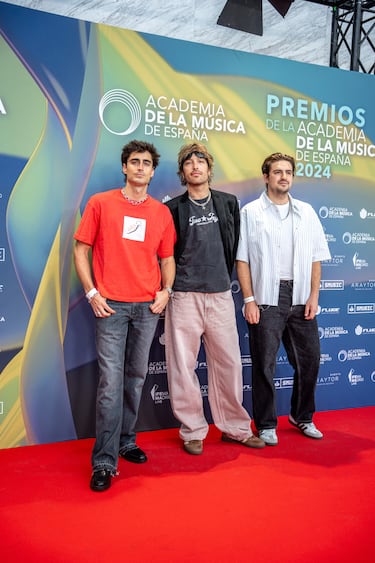 El grupo de pop Marlon posa en la alfombra roja de los Premios de la Academia de la Música