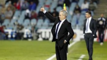 UN DUELO SIN TREGUA. Javier Aguirre debuta como técnico del Espanyol en Cornellà-El Prat ante Míchel, más cuestionado que nunca.