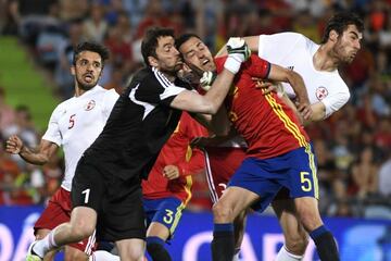 Busquets intenta rematar un saque de esquina en la derrota de España contra Georgia en el Coliseum.