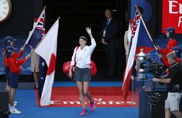 La checa Petra Kvitova saludando a los aficionados asistentes en la final femenina del Open de Australia.
