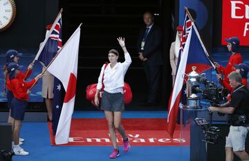 La checa Petra Kvitova saludando a los aficionados asistentes en la final femenina del Open de Australia. 