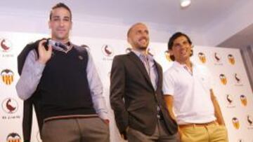 <b>A MEDIDA DE RAMI. </b>Se busca un compañero de zaga al francés, quien ayer presentó los trajes oficiales de Ganso con Bruno y Tino.