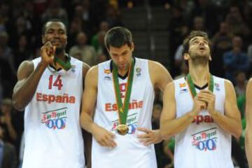 Serge Ibaka celebró su cumpleaños hace tres años con su primera medalla con la Selección. Junto a él, Felipe Reyes y José Calderón.
