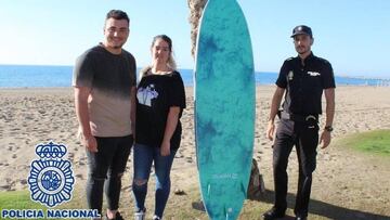 Un policía nacional libre de servicio remolca en su tabla de surf a una pareja arrastrada mar adentro en Málaga.