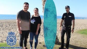 Un polic&iacute;a nacional libre de servicio remolca en su tabla de surf a una pareja arrastrada mar adentro en M&aacute;laga.