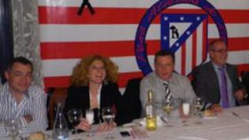 <b>SIGUEN LUCHANDO. </b>Los peñistas de Rivas (Madrid), en la cena de su veinte aniversario.