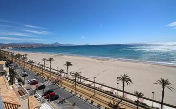 Uno de los arenales preferidos por las familias para disfrutar de una agradable jornada de sol y mar. A pocos metros, se encuentra el paseo marítimo con multitud de heladerías, arrocerías, restaurantes y horchaterías. 