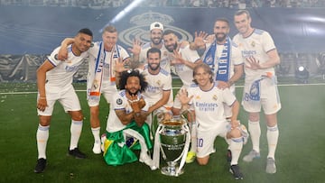 Casemiro, Kroos, Marcelo, Nacho, Isco, Benzema, Modric, Carvajal y Bale posan con la 14.