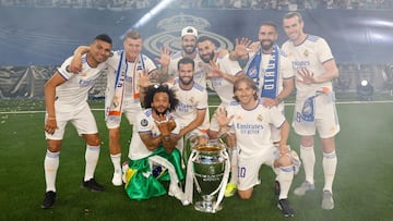 Casemiro, Kroos, Marcelo, Nacho, Isco, Benzema, Modric, Carvajal y Bale posan con la 14. 