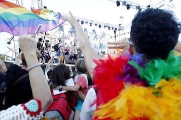 GRA255. MADRID, 01/07/2017.- Las distintas asociaciones organizadoras del World Pride 2017 y representantes políticos, tras el manifiesto que han ofrecido esta tarde en la Plaza de Colón de Madrid. EFE/Javier López.