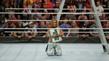 Carmella celebra su victoria en Money in the Bank.